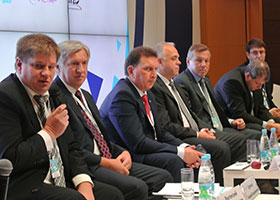 Ю. Выгонский (слева): «Что мы можем делать сами – будем стремиться делать сами»