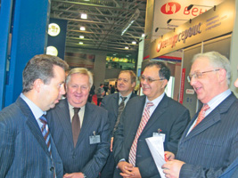 Замминистра Минкомсвязи Н.Мардер (крайний слева) совершает обход