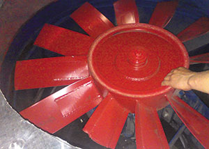 Вытяжной вентилятор со сломанной лопастью 