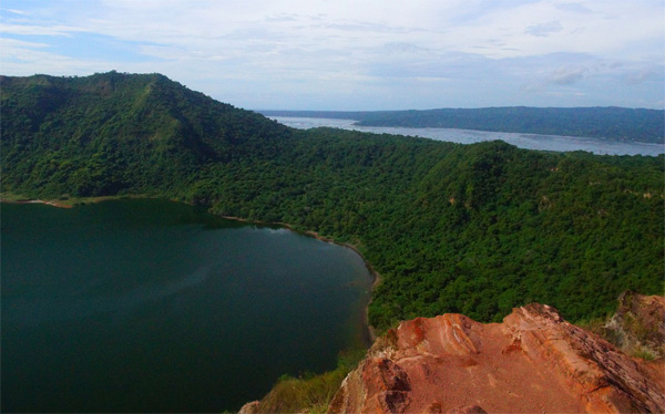 Кратерное озеро вулкана Тааль
