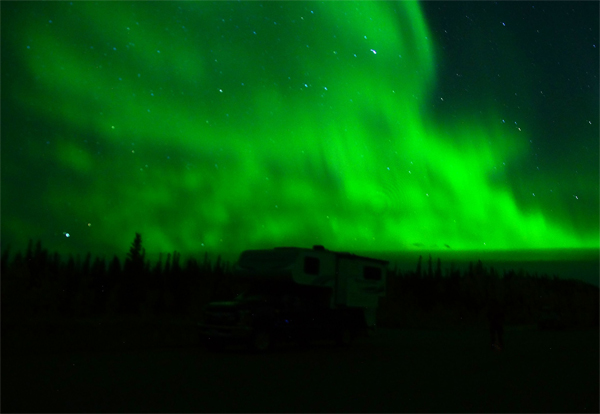 Дом на колесах под Северным сиянием