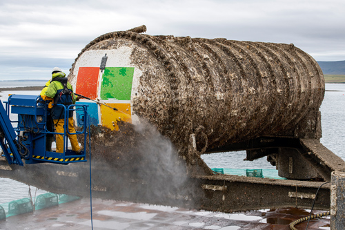 Дата-центр Northern Isles, поднятый со дна моря после двух лет пребывания под водой