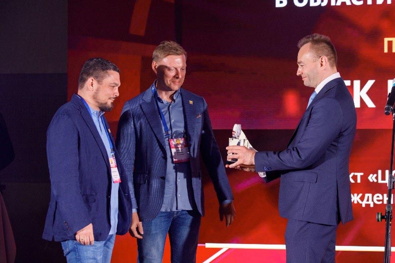 Премию сооснователям ГК Key Point вручает Максим Паршин