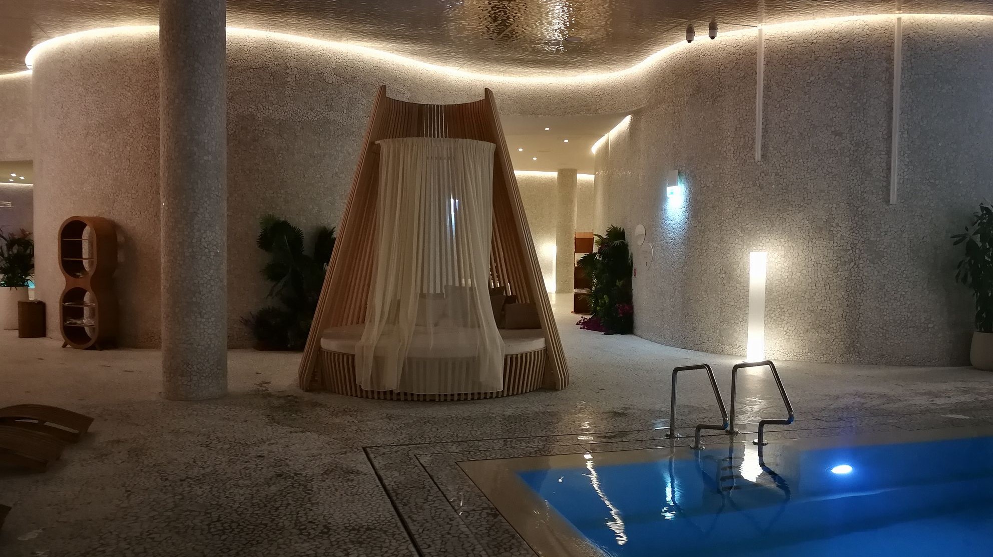 Шатер для отдыха у бассейна