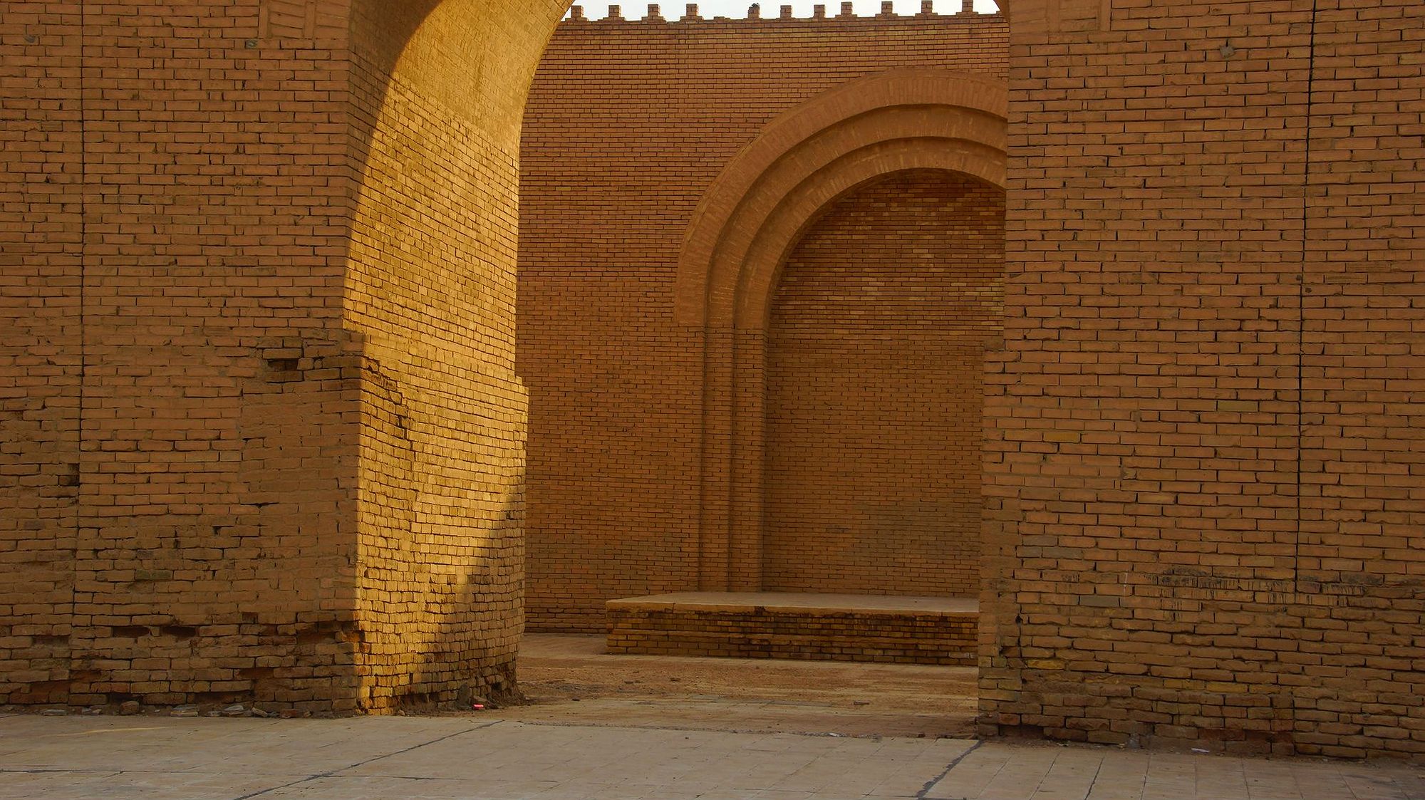 Восстановленный тронный зал Навуходоносора, где умер Александр Македонский