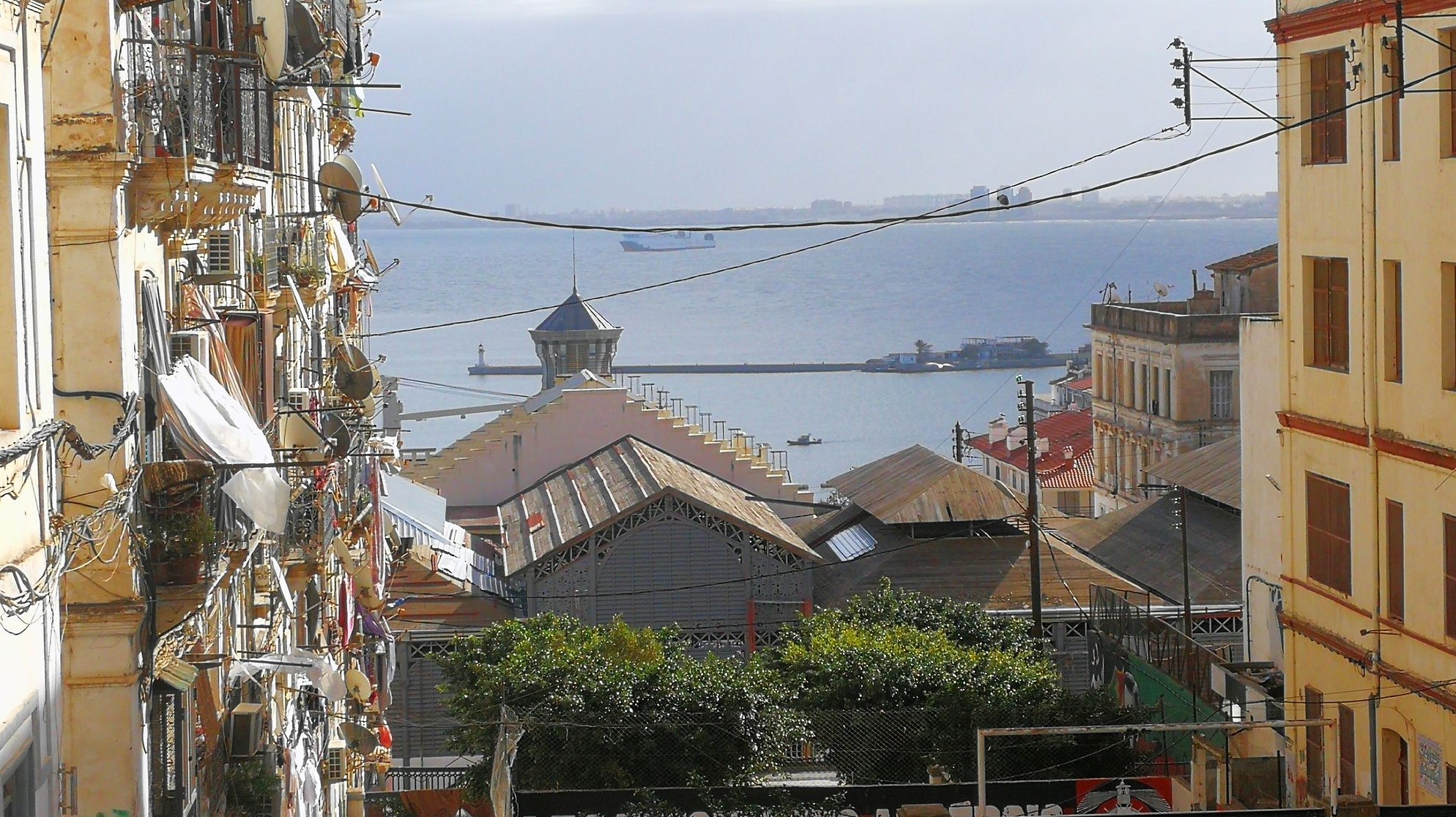 На балконах часто можно видеть тарелки спутниковой связи