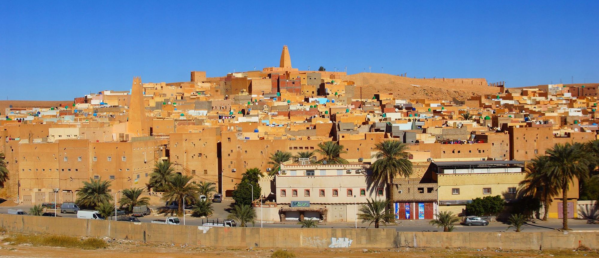 Атриум - «световой колодец», освещающий столовую в центре дома