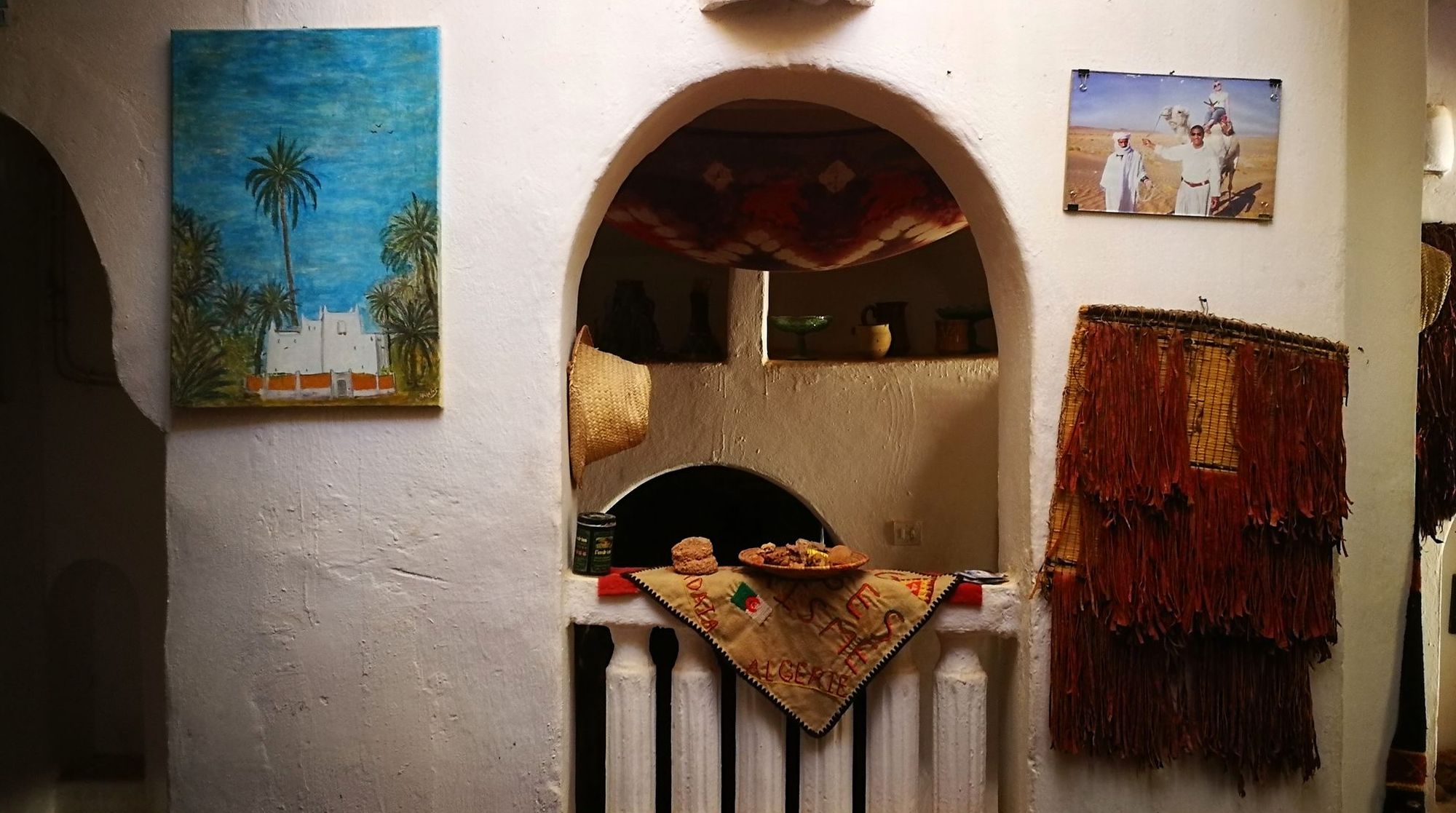 Атриум - «световой колодец», освещающий столовую в центре дома