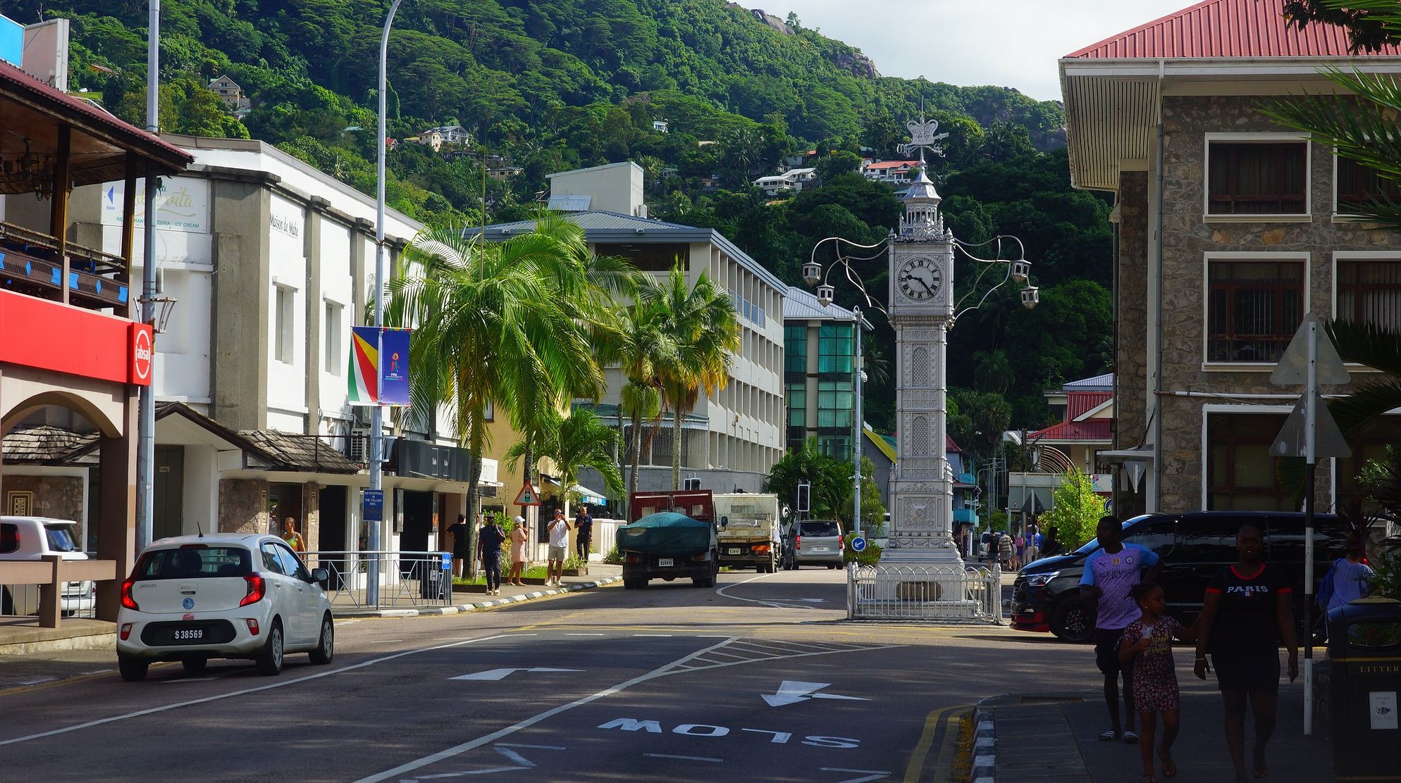 О годах британского владычества в Виктории напоминает небольшая копия Биг-Бена - часовой башни Вестминстерского дворца в Лондоне.