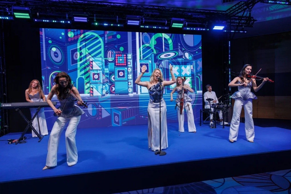 Выступает кавер-группа «Нева мьюзик»