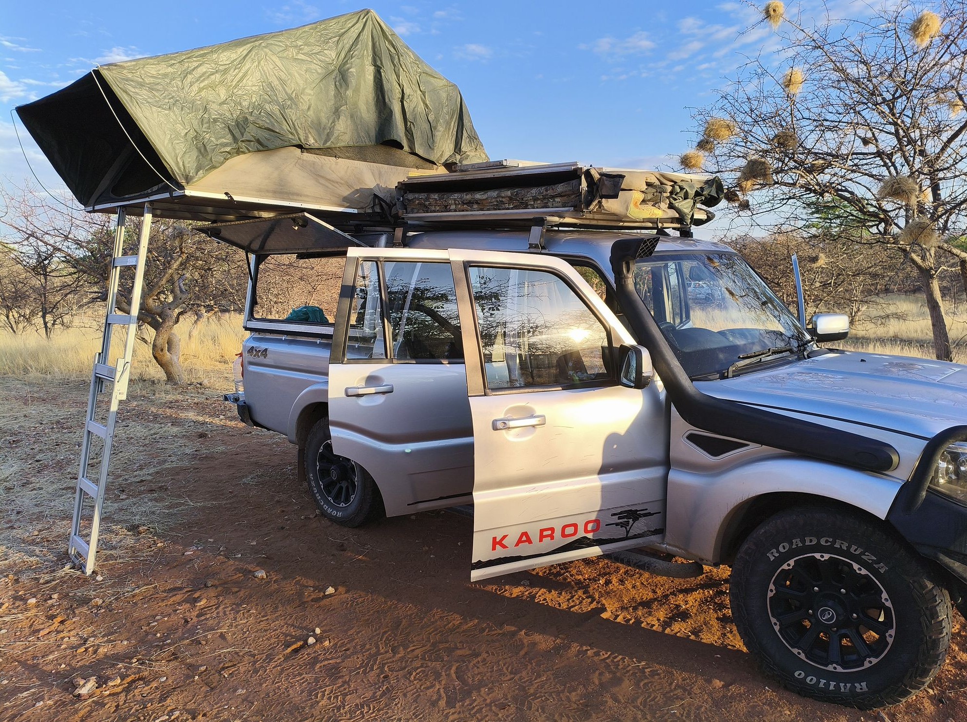 Две палатки на крыше — идеальный вариант для четырех человек