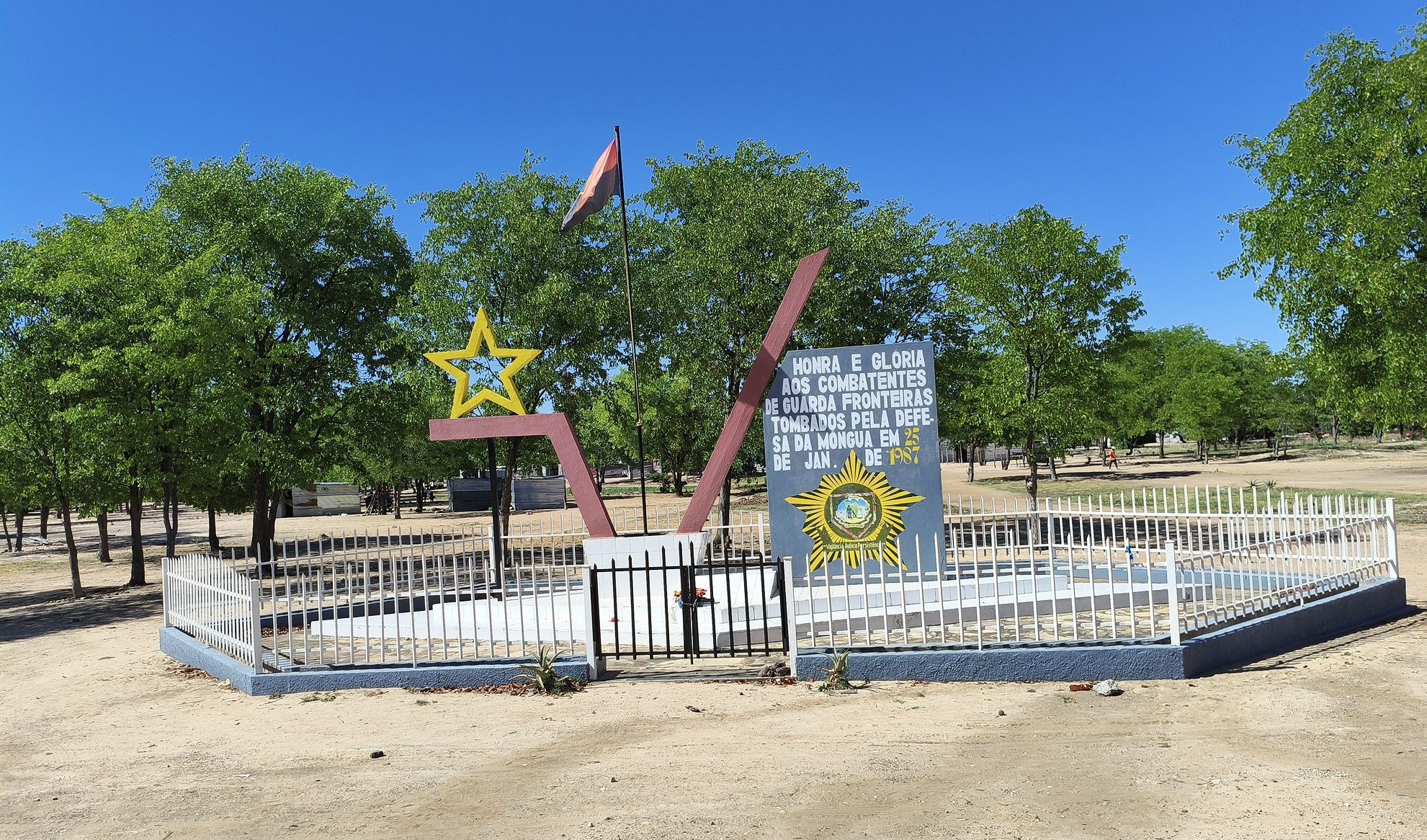 Памятник солдатам, павшим при защите поселка в январе 1987 г.