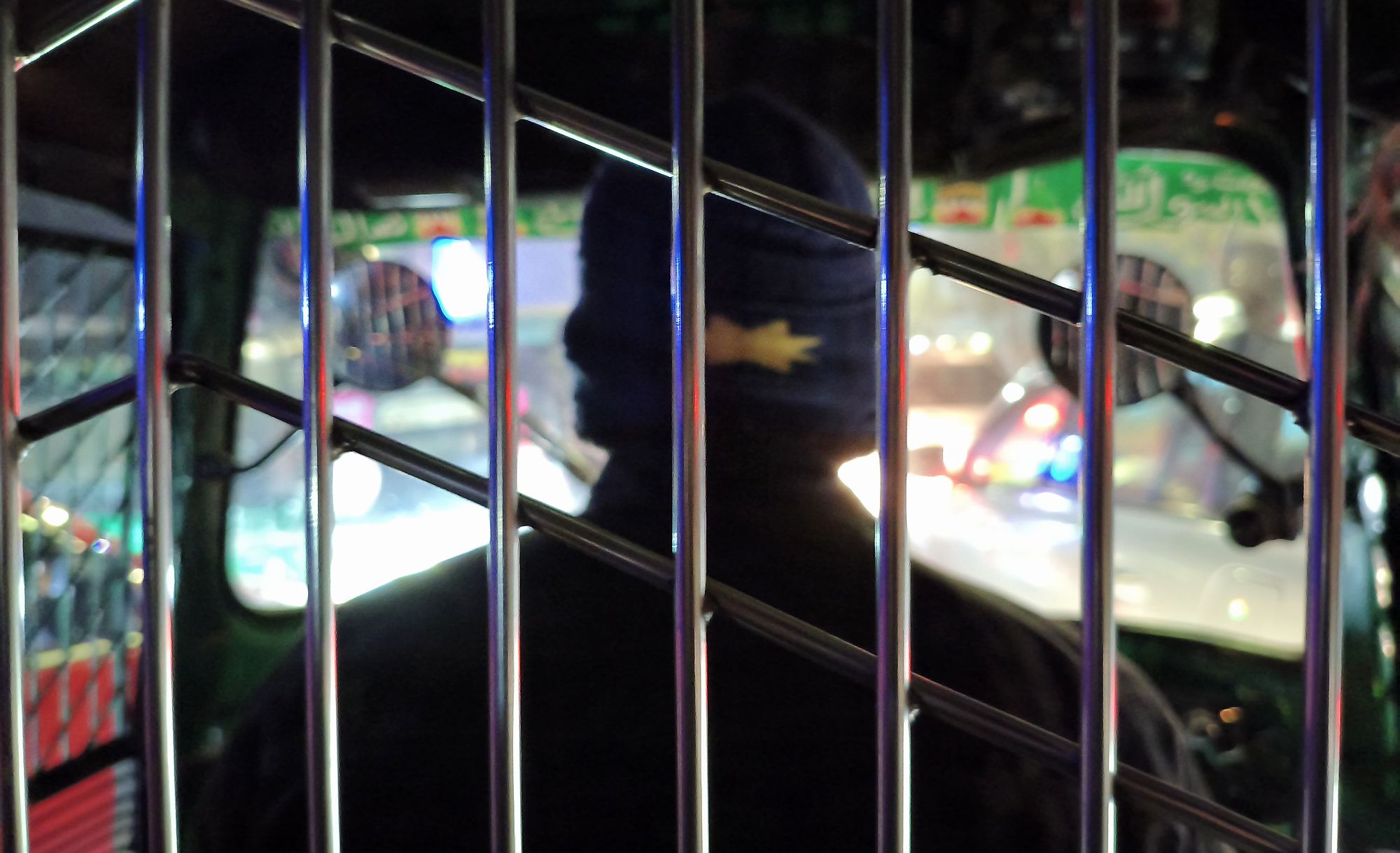 Пассажира лучше держать за решеткой Пассажира лучше держать за решеткой