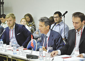 И. ДЕГТЯРЕВ (Schneider Electric), Ю. ДОМБРОВСКИЙ (АРОС), С. АРХИПОВ (GISware Integro)