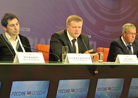 Ю. Кузин (в центре): «Основы умного города муниципалитет Череповца закладывал с середины 90-х»