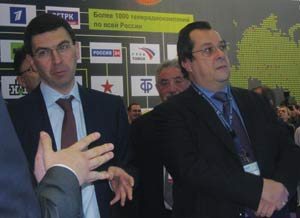 На стенде РТРС министр связи и массовых коммуникаций Игорь Щеголев изучает возможности национальной мультимедийной платформы на базе сети DVB-T2